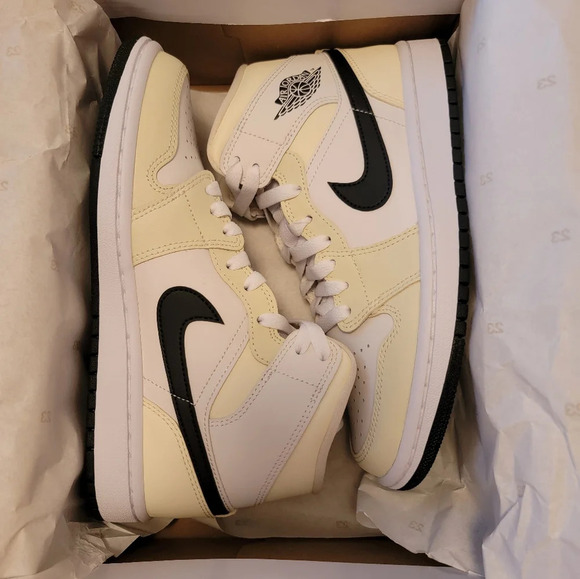 Nike Air Jordan 1 Mid Sneakers in Cococut Milk NWT - Picture 5 of 8